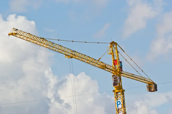 Gele hijscyclus kraan — Stockfoto