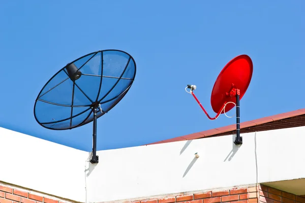 Anteny satelitarnej na dach — Zdjęcie stockowe