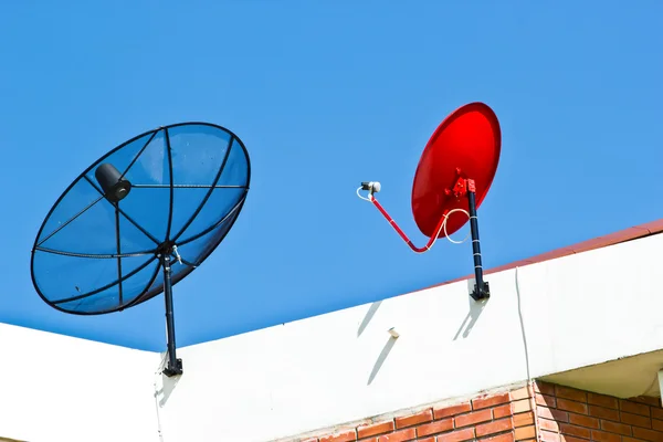 Antena parabólica en el techo — Foto de Stock