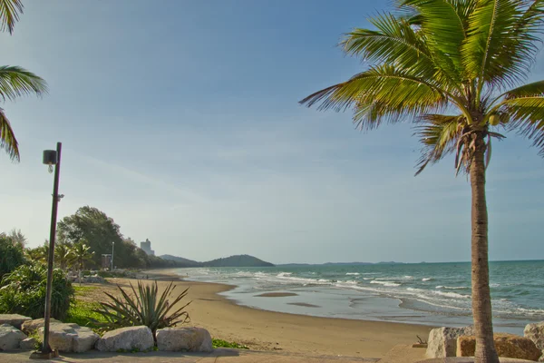 La gente se divierte en la playa en las vacaciones de verano — Foto de Stock