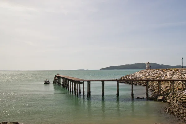 Embarcadero de madera en el mar tailandés — Foto de Stock