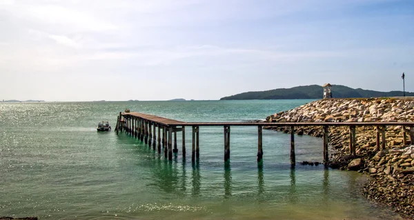 Embarcadero de madera en el mar tailandés — Foto de Stock