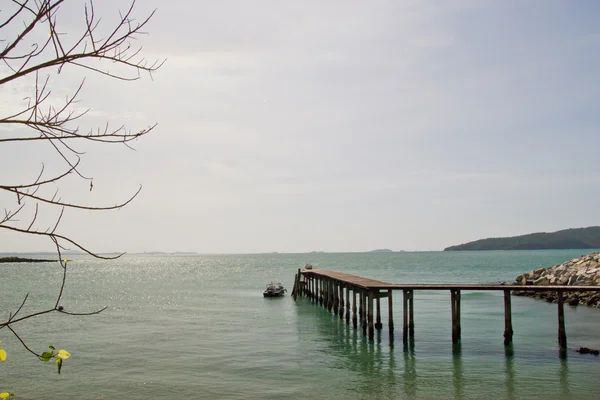 Holzsteg im thailändischen Meer — Stockfoto