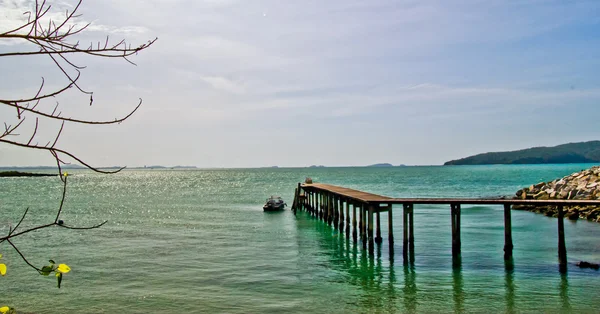 Jetée de bois en mer thaïlandaise — Photo