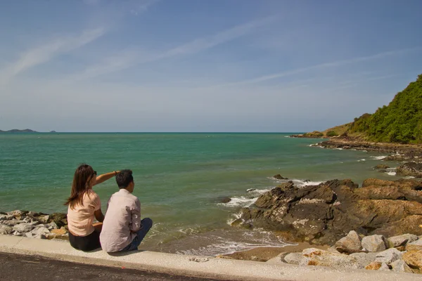 Les gens s'amusent sur la plage pendant les vacances d'été — Photo