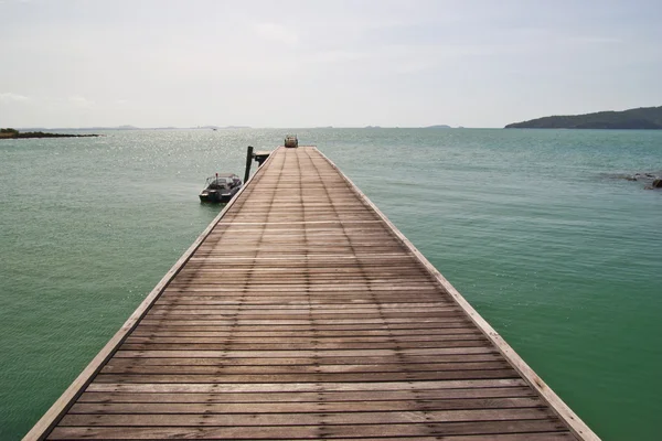 Jetty de madeira no mar tailandês — Fotografia de Stock