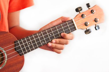 Ukulele, oynayan kız ellerinde yakın