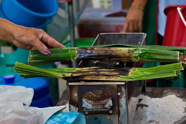 La carne dulce tailandesa hecha de harina de coco y tostados de azúcar en el — Foto de Stock