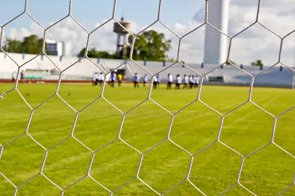 Fußballnetz auf grünem Gras Hintergrund — Stockfoto