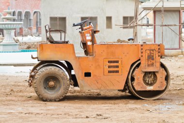 yol silindiri inşaat sahasında.