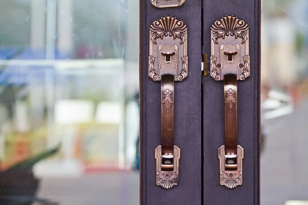 Dörrhandtag är tillverkade av stål. vackra mönster. — Stockfoto