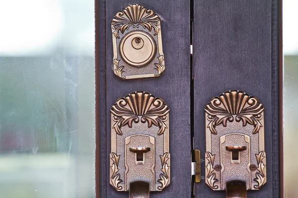 Kliky dveří jsou vyrobeny z oceli. krásný vzor. — Stock fotografie