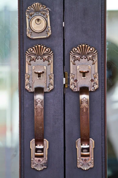Ручки дверей сделаны из стали. красивый узор . — стоковое фото