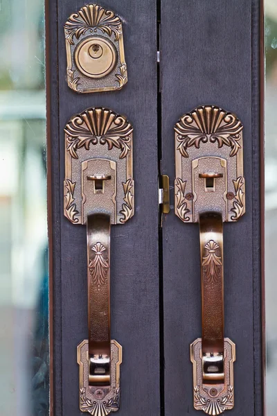 Πόρτα λαβές είναι κατασκευασμένες από χάλυβα. όμορφο σχέδιο. — Φωτογραφία Αρχείου