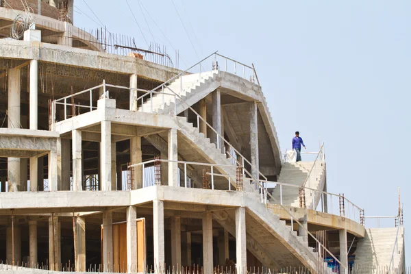 Bâtiment moderne est la construction dans le temple thaïlandais . — Photo