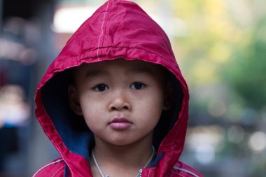 bir soğuk kış gününde Asya çocuk