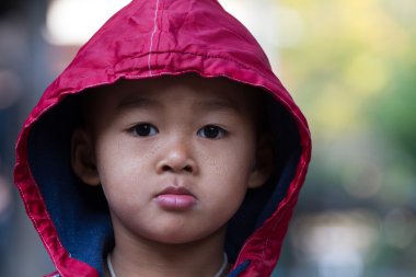 bir soğuk kış gününde Asya çocuk