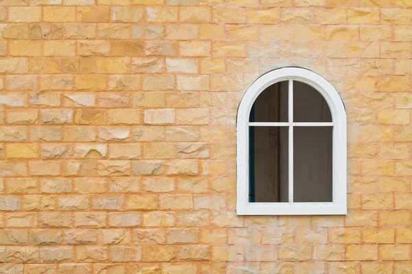 Nouvelle fenêtre sur fond de mur de ciment — Photo