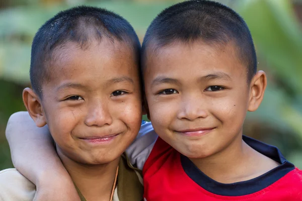 Due piccoli amici che si abbracciano — Foto Stock