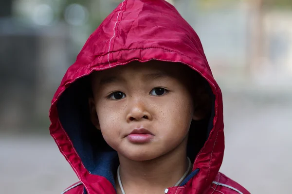 Азиатский мальчик в холодный зимний день — стоковое фото