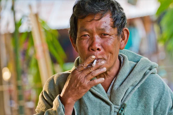 Old man smoking — Stock Photo, Image