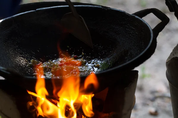 Koken op pan op de houtskool brazier — Stockfoto