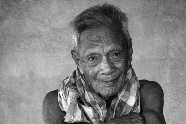 Asiático viejo sénior hombre cándido retrato —  Fotos de Stock