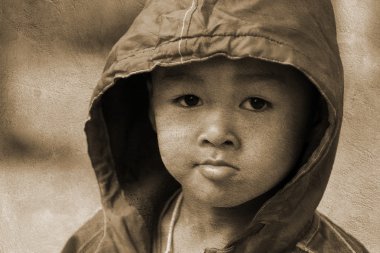 bir soğuk kış gününde Asya çocuk