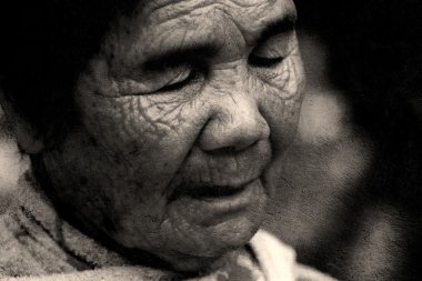 yaşlı kadın kişinin gözlerini kapatır