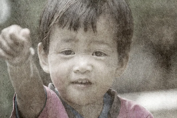 Мила емоційна маленька дівчинка радісно посміхається — стокове фото