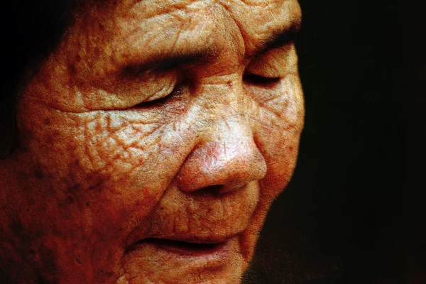 Stara kobieta zamyka oczu — Zdjęcie stockowe