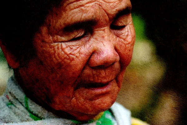 Anciana cierra los ojos —  Fotos de Stock