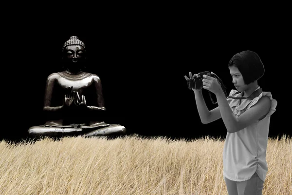 Mladá žena je s fotografií Buddhy — Stock fotografie