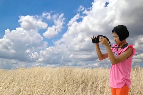 Mladá žena je s fotografií — Stock fotografie