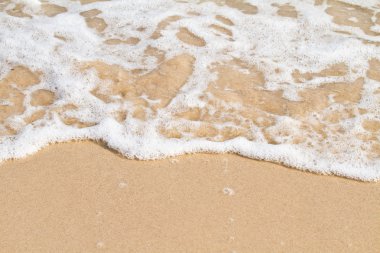 Kumlu sahilde denizin yumuşak dalgası