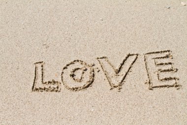 kum plajı üzerinde yazılı