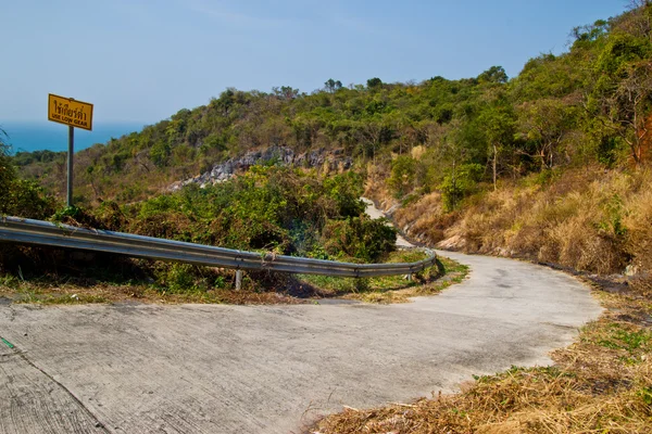 Strada di cemento sulla collina — Foto Stock