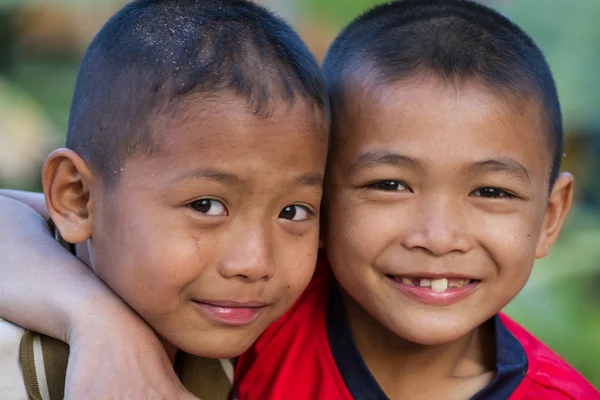 Deux petits amis se serrant dans leurs bras — Photo