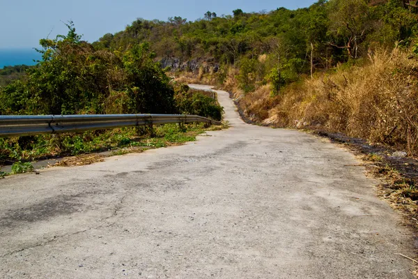 Цементная дорога на холме — стоковое фото