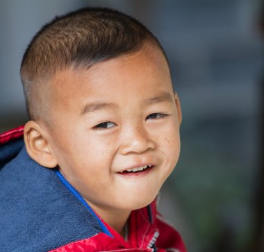 bir soğuk kış gününde Asya çocuk