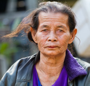 Gülümseyen yaşlı kadın