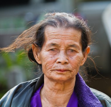 Gülümseyen yaşlı kadın