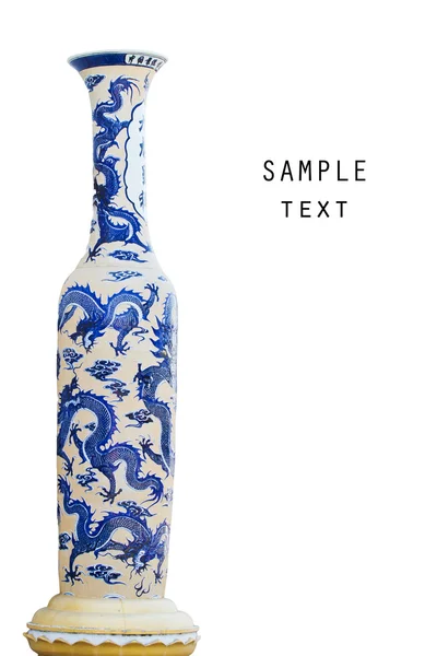 Alte große Keramikvase isoliert auf weißem Hintergrund. — Stockfoto