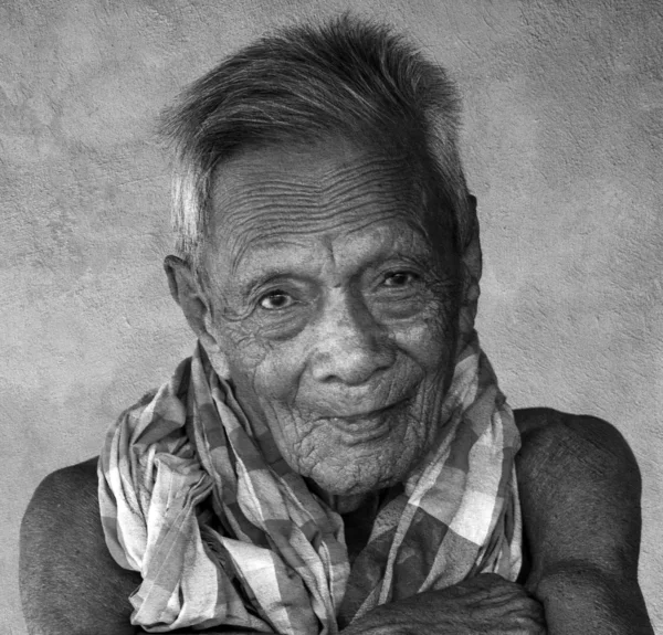 Asyalı eski komuta sizde samimi portre — Stok fotoğraf