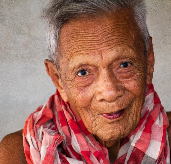 Asiatique vieux vieux homme candide portrait — Photo