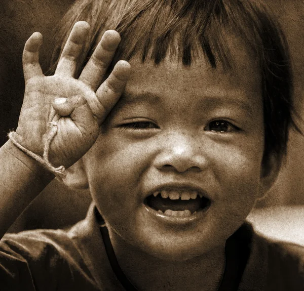Süße emotionale kleine Mädchen freudig lächelnd — Stockfoto