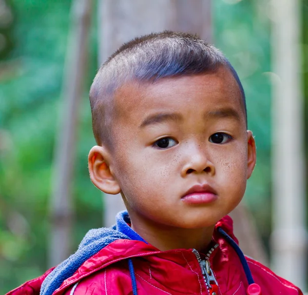 寒い冬の日のアジアの少年 — ストック写真
