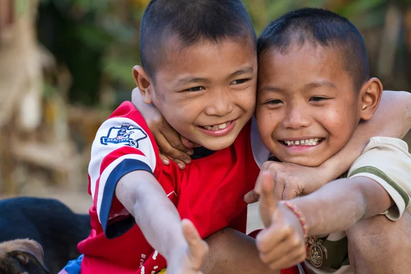 Deux petits amis se serrant dans leurs bras — Photo