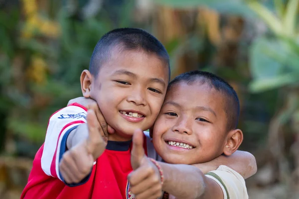 Deux petits amis se serrant dans leurs bras — Photo