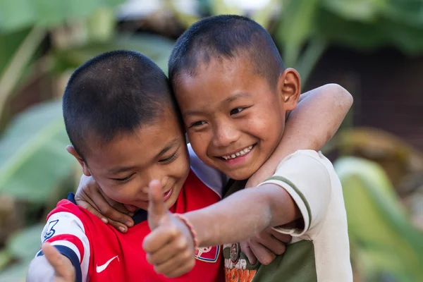 Deux petits amis se serrant dans leurs bras — Photo